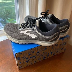 Women’s Brooks Pure Flow 7 shoes. Size 8.5.